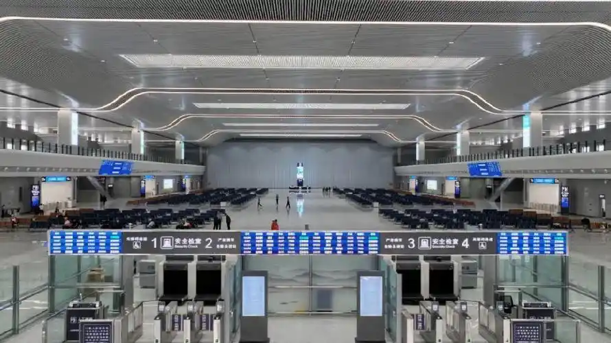 全国首座"瀑布式"高铁站开门迎客