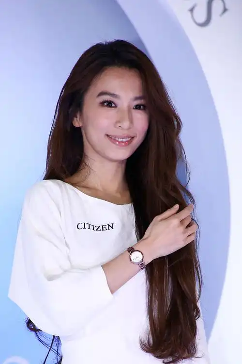 田馥甄一袭白裙捧气球现身浅笑迷人