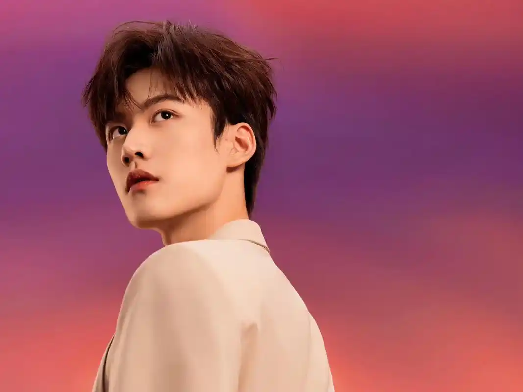 周柯宇咖色西装写真周柯宇顺利毕业,咖色西装回归写真大片!