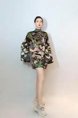 40岁张柏芝穿仙鹤旗袍惊艳,撞上同样是辣妈的戚薇,谁赢了