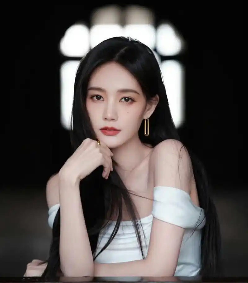 星闻#   芙蓉出清水,自然雕琢.   #李艺彤写真集#[大哈]