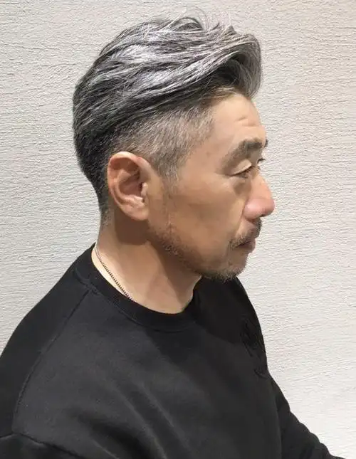 这种设计既展现了男性的成熟稳重,又不失时尚感.