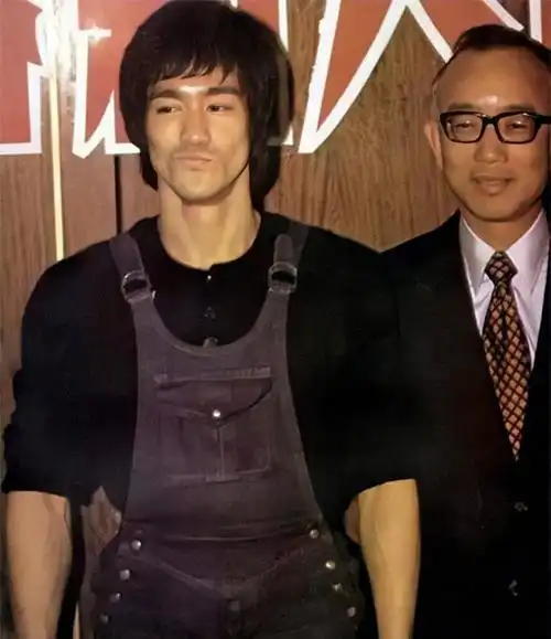 最终,嘉禾以高出邵氏好几倍的片酬与李小龙展开了合作.