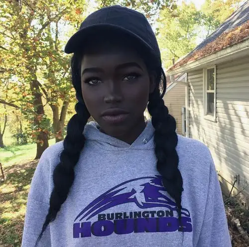 美黑人女中学生网络蹿红 长相甜美会讲8门外语(1/ 6)