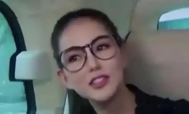 洋娃娃昆凌16岁离开初恋嫁大14岁周杰伦结婚多年赔10个亿