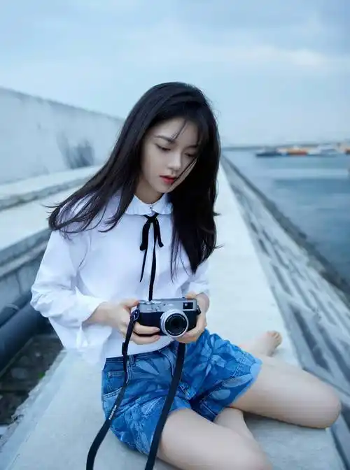 18岁的赵今麦,穿"jk"黑裙,捕捉午后阳光,尽显邻家少女姿态_女生_的