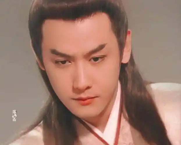 2011版《还珠格格》里,邱心志已经转型出演紫薇的父亲,他贵气十足的