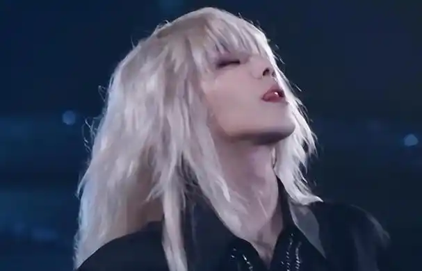 香港这晚,华晨宇造型太大胆,戴金发穿梦幻大礼服美到雌雄莫辨