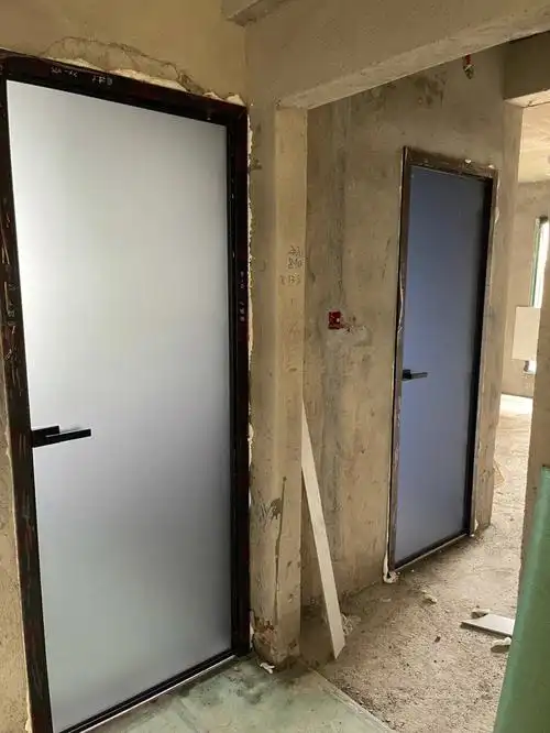 做了双面灰油砂8mm的铝合金门.今天安装完了,也不知道翻车没.