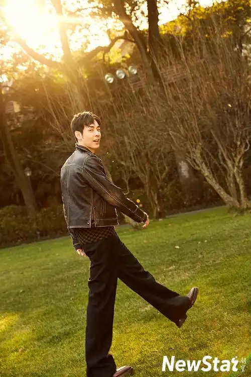 慵懒自然刘欢率性自然诠释多面魅力刘欢曝冬日时尚大片日前,演员刘欢