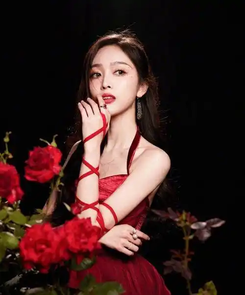 首先,吴宣仪的头发像夜空中的星星一样闪烁着诱人的光芒,给整个形象带