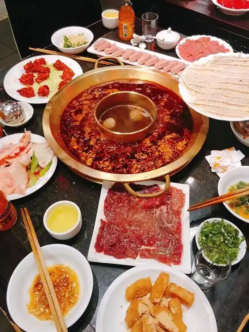 在成都的街头走一走,吃火锅,串串,肥肠和抄手