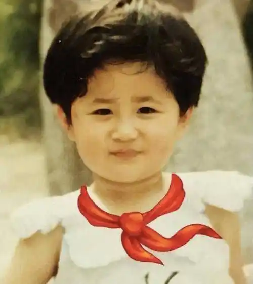 女明星童年时的模样,赵露思,杨紫肉嘟嘟,看到杨幂:这颜值逆天_五官_小