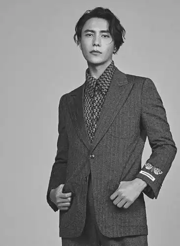 陈坤深色大衣变冷酷帅大佬对镜一笑秒破功是最美厂花本尊