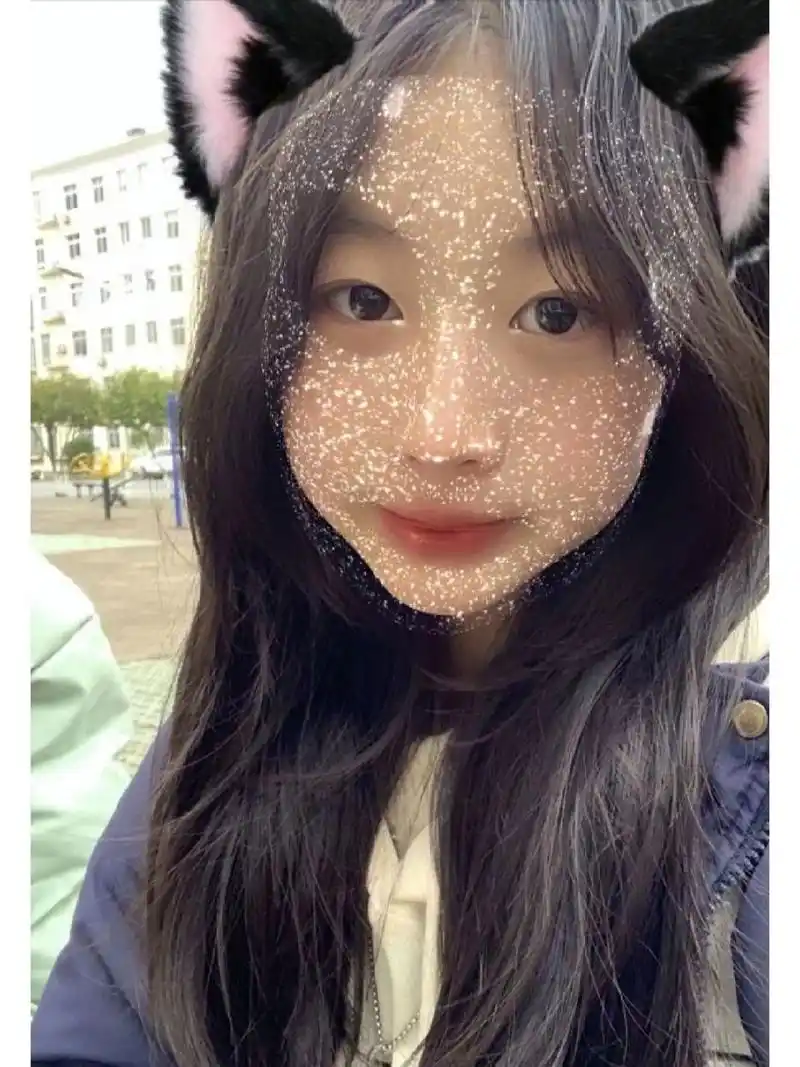 怀念一下上学的时候啦嘻嘻  校服真的超百搭ins 女初中生 自拍分享 旧