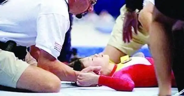 奥运冠军比赛摔成瘫痪,获6000万赔偿,这4位受伤的运动员真可惜