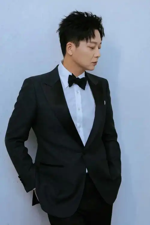 很多网友都调侃"想当刘怡潼(刘奕君儿子)的后妈".