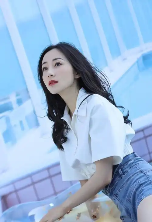 韩雪太奔放了吧拍照时裤子勒出凹痕不但没处理还晒出了成片