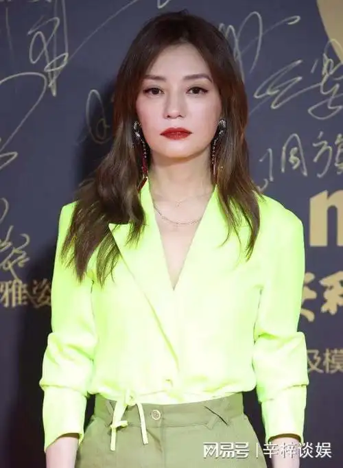 47岁赵薇久违现身素颜显老发福不少眼睛水肿凸出整体憔悴不堪