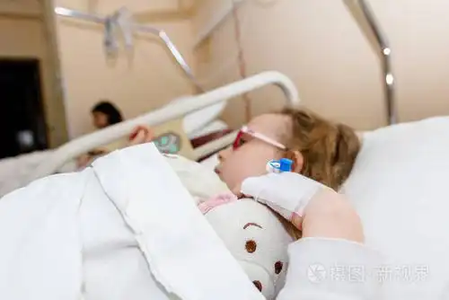 病人手上的一次性输液学前儿童