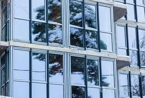 高层建筑中住宅公寓的玻璃立面.窗和阳台中设计的现代化建筑.