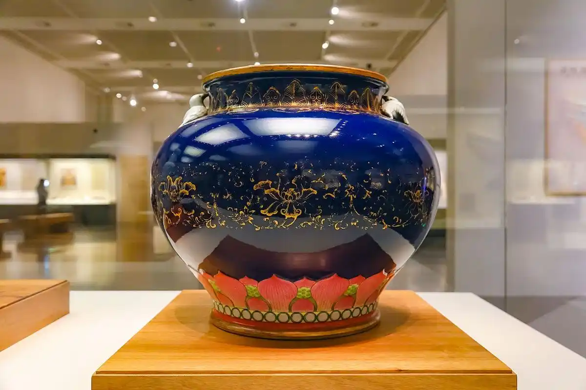 乾隆霁青金彩海晏河清尊 肩颈之间雕贴一对白色的展翅剪尾燕子作为耳