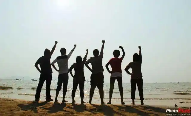 情侣的话,可以建议他们做些不同 的动作,记得给每个人设计不同的姿势