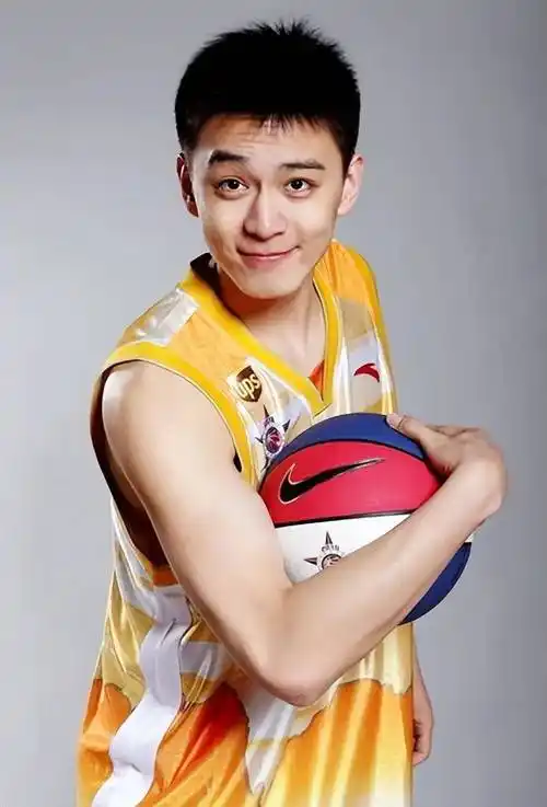 杨鸣离婚引热议!网友:男人太帅是祸害_辽宁大连_篮球_唐佳良