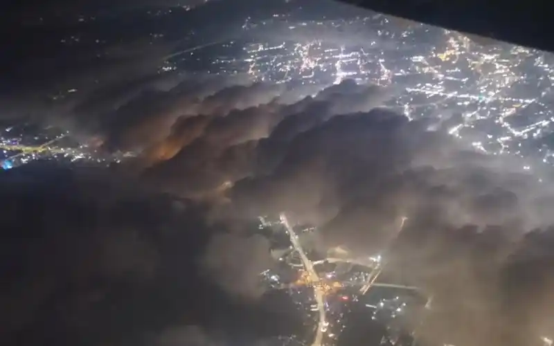 第一次坐晚上的飞机,夜景还挺震撼的