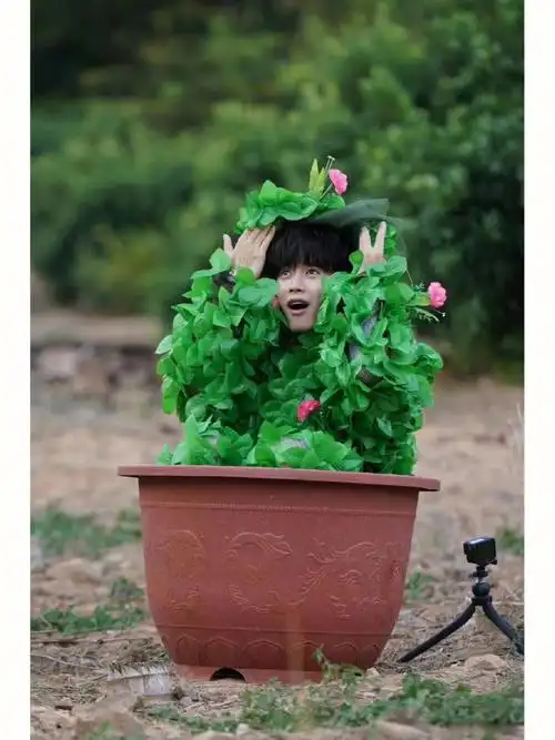 叮咚身穿吉利服头顶小fafa的任嘉伦