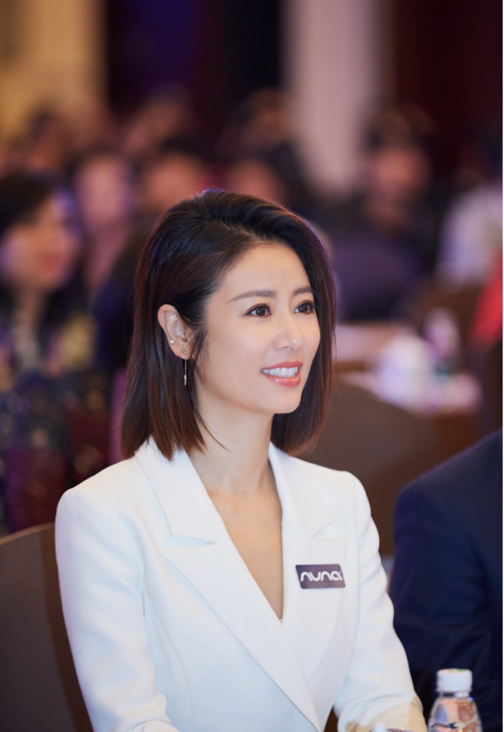 林心如很有"贵妇"范,波波头短发搭配白色西服裙装,高贵优雅