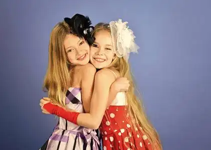 微妙的一姐妹与气球两姐妹新娘玩得开心家庭时装模特姐妹, 美女.