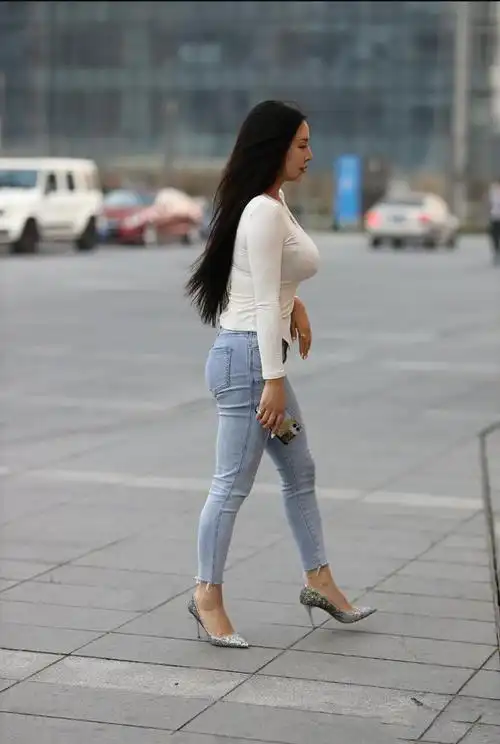 白色收腰t恤,侧面非常显身材!