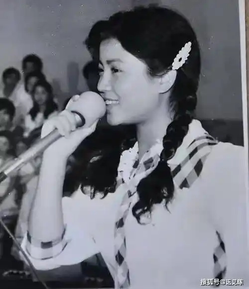 年轻的张也,身材娇小,比例匀称,着装端庄秀丽,总是绑着两根粗辫子,浅