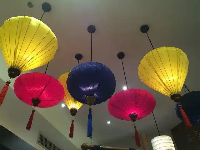 环境餐厅装修很有特色有很多韩国特色的灯笼腰鼓墙上有韩国饮食介绍等