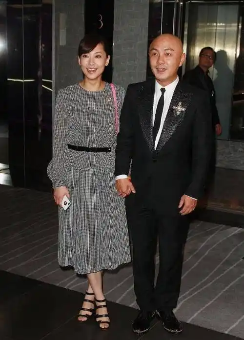 张卫健的老婆真挺会保养的虽然已经是中年人但依旧有颗少女心