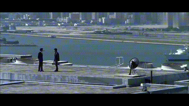 的巷战戏绝对榜上有名:而如果要评选文戏的巅峰,《无间道》的天台戏必