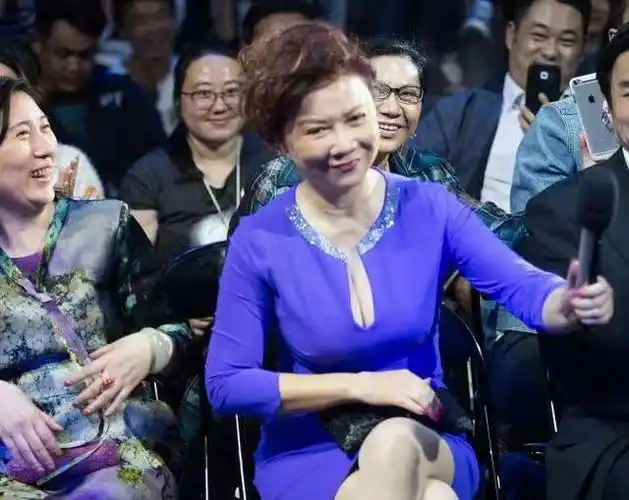 蔡明真的不在乎年龄穿紫色深v连衣裙亮相被她的身材惊艳了