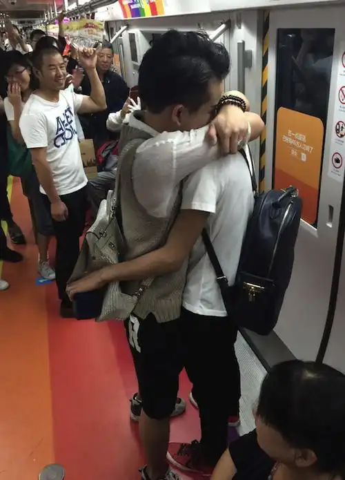 基友特选地铁彩虹车厢求婚引网友惊叹是真爱