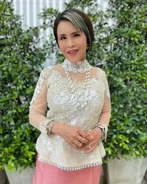 泰国乌汶叻公主70岁生日!蕾丝衣配红裙,混血女儿穿紫裙成颜霸