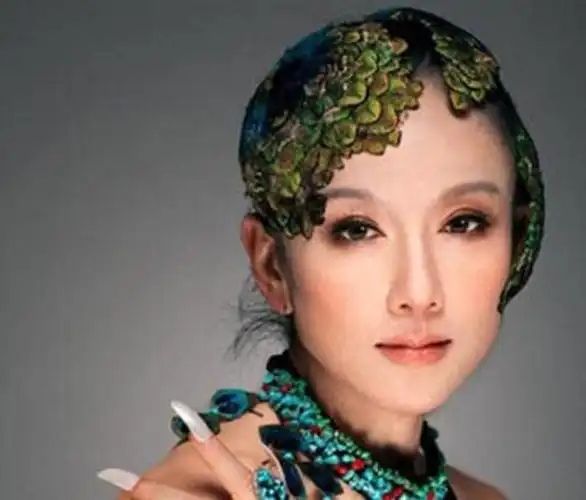 杨丽萍上台被疑没穿衣服?服装都是彩绘的,镜头放大时太"抢眼"