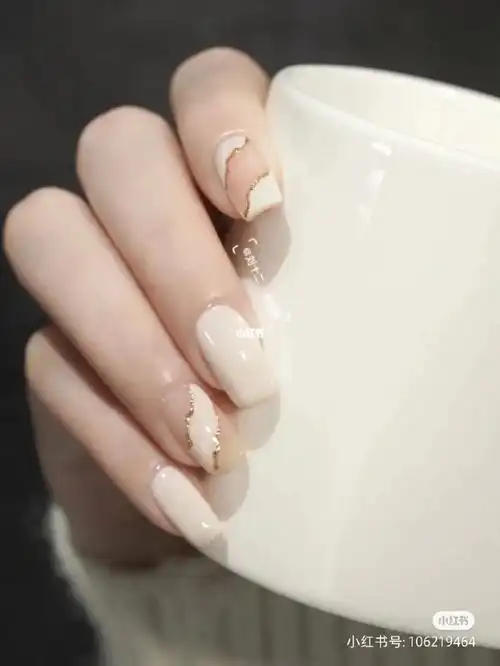白色美甲好适合夏天