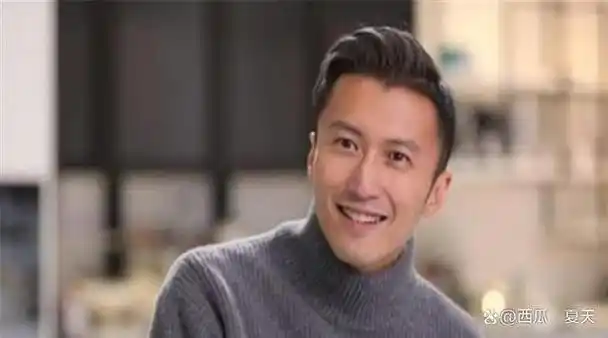 情变谢霆锋独自一人听路人唱歌尽显落寞王菲与小鲜肉频繁出行