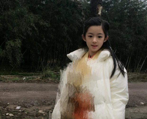 之后她又在《琅琊榜2》中出演小林奚,《筑梦情缘》里杨幂的小时候也由