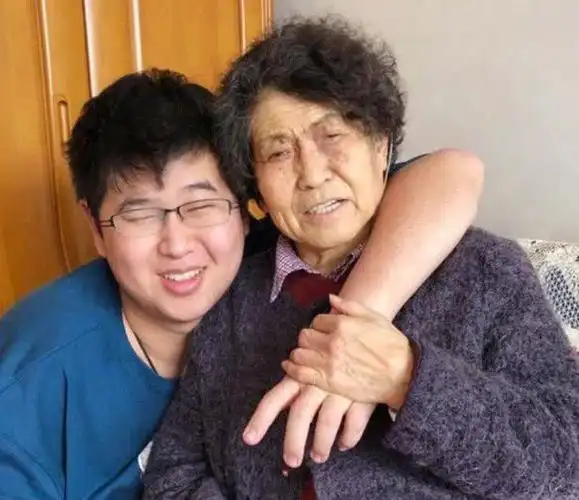 倪萍20岁儿子曝光身高197帅气十足曾为治病给母亲吃剩饭