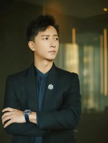 留着寸头的韩庚没有了年轻时长发的形象中的俊朗,反而更有些硬朗的