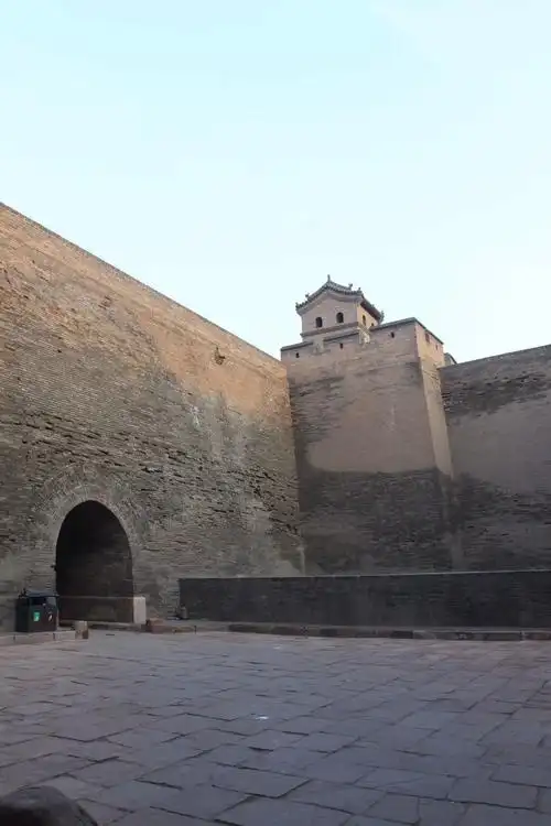 平遥古城的瓮城城门与大城门的朝向多数呈90°夹角(南门和下杜门