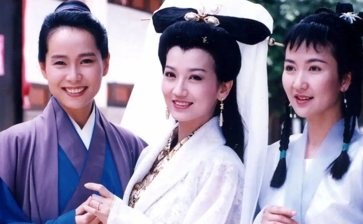 小时候看《新白娘子传奇》的时候,一直没发觉叶童原来是女的,只怪叶童