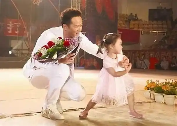 李玉刚隐婚乌克兰老婆,已有一女?