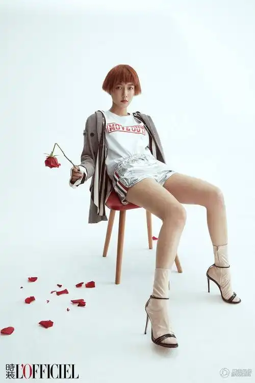 高清:王珞丹登时装封面 酷帅风诠释随性洒脱